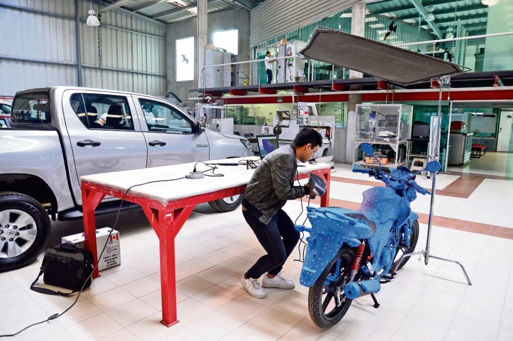 Para dar a los vehículos un toque especial, los creativos se preguntan cómo serían éstos si fueran un personaje, por lo que proceden a hacer el diseño conceptual (Fotos: TONY RIVERA)