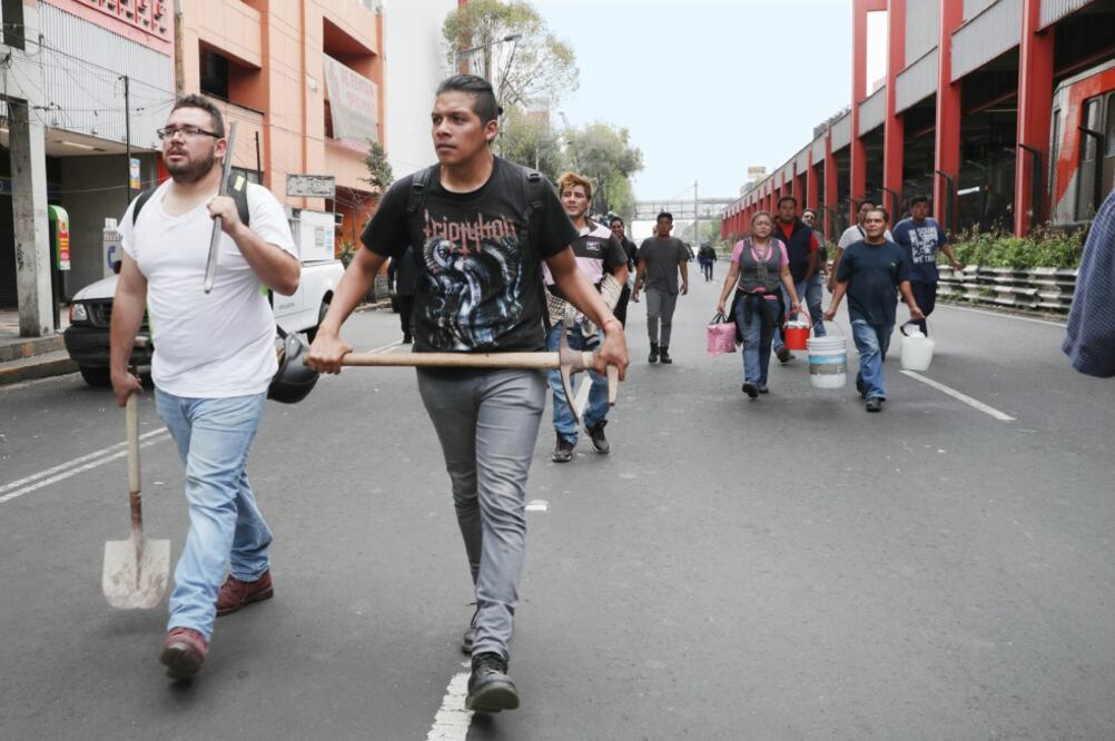 Ante la poca afluencia vehicular de ayer, voluntarios caminaron sobre la calle para dirigirse a Chimalpopoca y Bolívar, donde colapsó un edificio (JUAN BOITES. EL UNIVERSAL)
