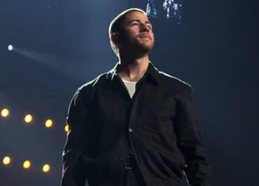 Nick Jonas sale corriendo del escenario durante un concierto después de que le apuntaran con un láser