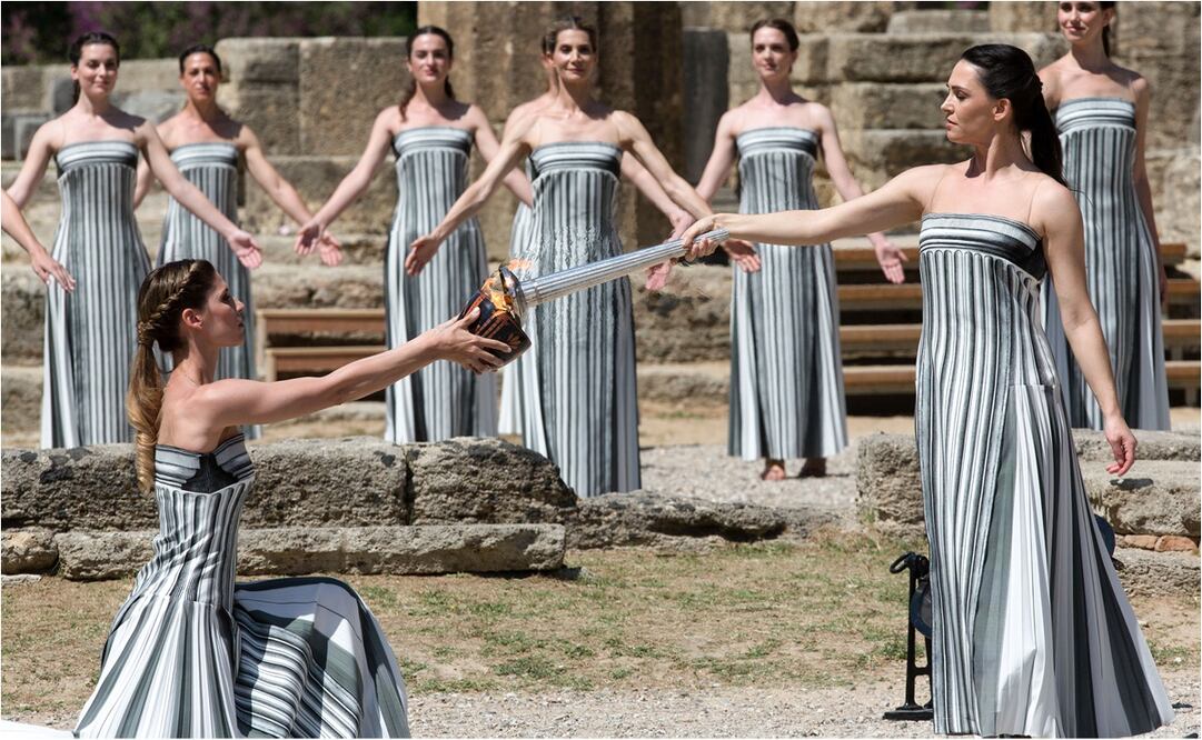 La llama olímpica de los Juegos de París 2024 fue encendida este martes en el sitio arqueológico de Olimpia. FOTO: Xinhua