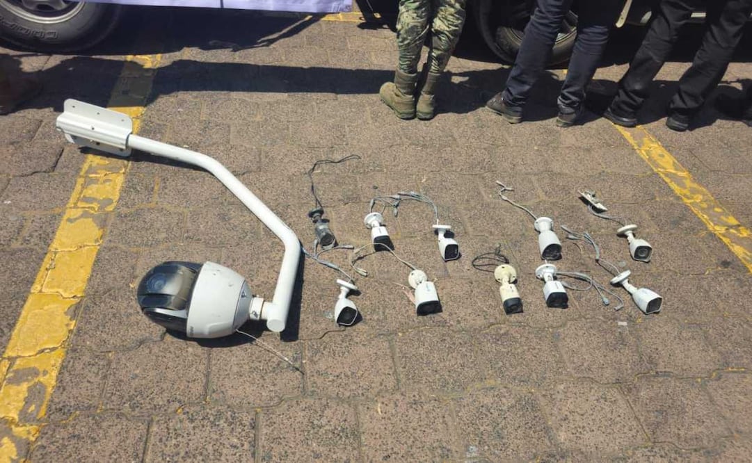 Policía municipal de Ecatepec y Semar retiran 25 cámaras de de vigilancia no oficiales en postes de alumbrado público. Foto: Especial