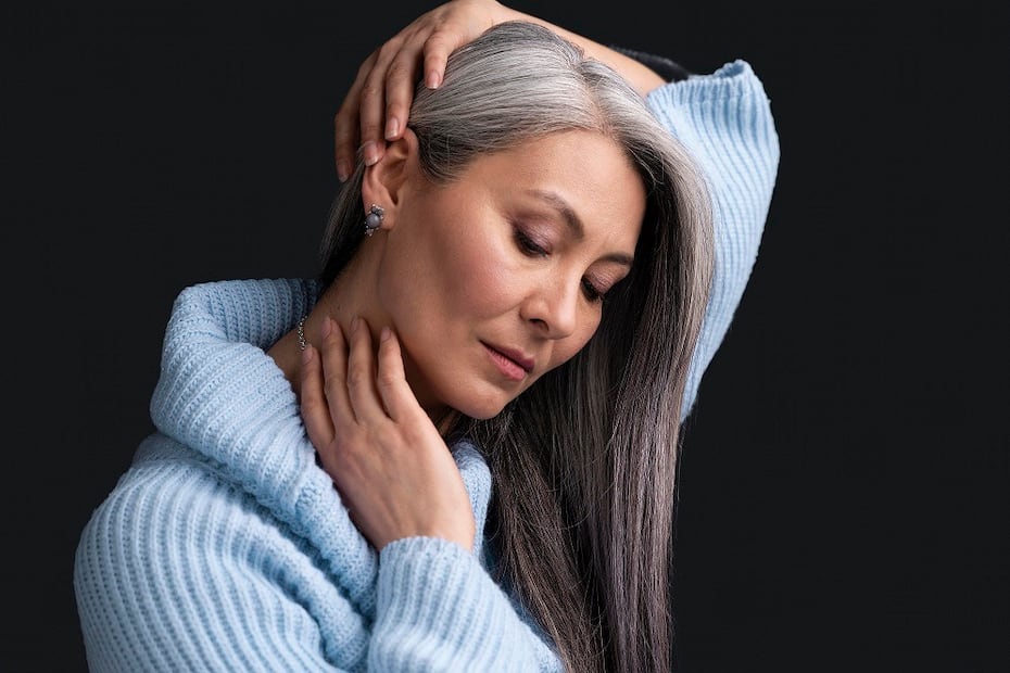 El cabello envejece, pero puede hacerlo de forma saludable con cuidados específicos. Foto: Magnific