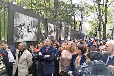 Mujeres, en las rejas de Chapultepec