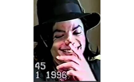 Michael Jackson se ríe cuando le preguntan por acusaciones de abuso sexual