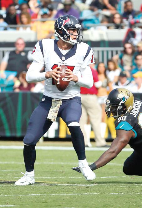 Brock Osweiler, quarterback de los Texans, completó 14 de 27 pases (STEPHEN B. MORTON. AP)