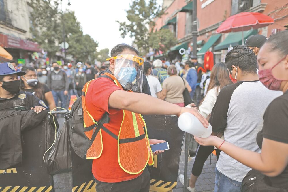 El gobierno federal se sumó al llamado de autoridades de la Ciudad de México sobre el riesgo de contagios, pues de seguir así será difícil limitar el daño que causa la pandemia por Covid-19, indicó. Foto: AP