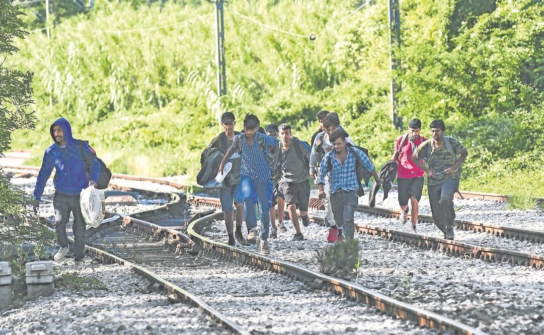 Migrantes buscan cruzar una vía férrea cerca de Idomeni, en la frontera entre Grecia y Macedonia del Norte, en 2020. Foto: Archivo / AFP