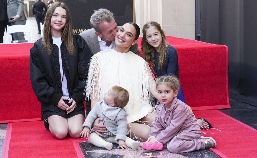 La actriz Gal Gadot con sus hijas: Alma Varsano (de izquierda a derecha), Jaron Varsano, Ori Varsano, Maya Varsano y Daniella Varsano posan con la nueva estrella de su madre durante una ceremonia en el Paseo de la Fama de Hollywood.
Foto: Jordan Strauss/Invision/AP
