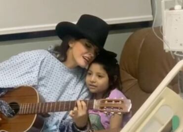 Ana Bárbara visita hospital y sorprende a una pequeña fan
