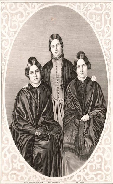 Retrato de las hermanas Fox, médiums estadounidenses que iniciaron la tendencia de las sesiones espiritistas que hoy abundan en el cine y TV. Wikimedia Commons.