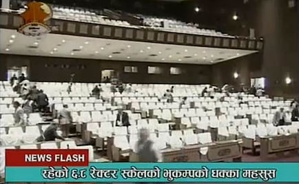 Video: Terremoto sorprende a políticos y al presidente de Nepal