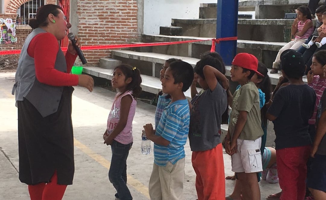 Dos jóvenes acompañan a los payasos y pintan a los niños (OCTAVIO RIVERA. EL UNIVERSAL)