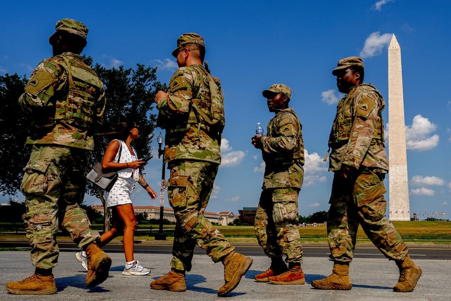 Miembros de la Guardia Nacional del Distrito de Columbia patrullan el National Mall. Foto: AP/Archivo