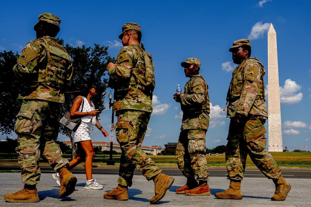 Miembros de la Guardia Nacional del Distrito de Columbia patrullan el National Mall. Foto: AP