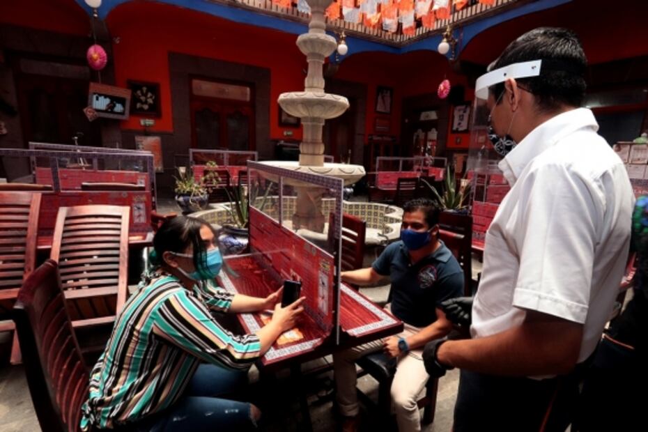 Restaurantes con pocos clientes, calles repletas y entierros con música marcan la nueva normalidad