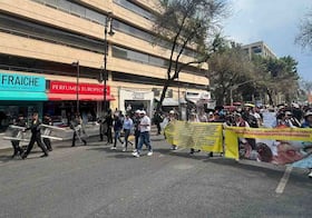 Trabajadores sindicalizados del Gobierno de CDMX marchan al Zócalo e instalan campamento; exigen mejores condiciones laborales 