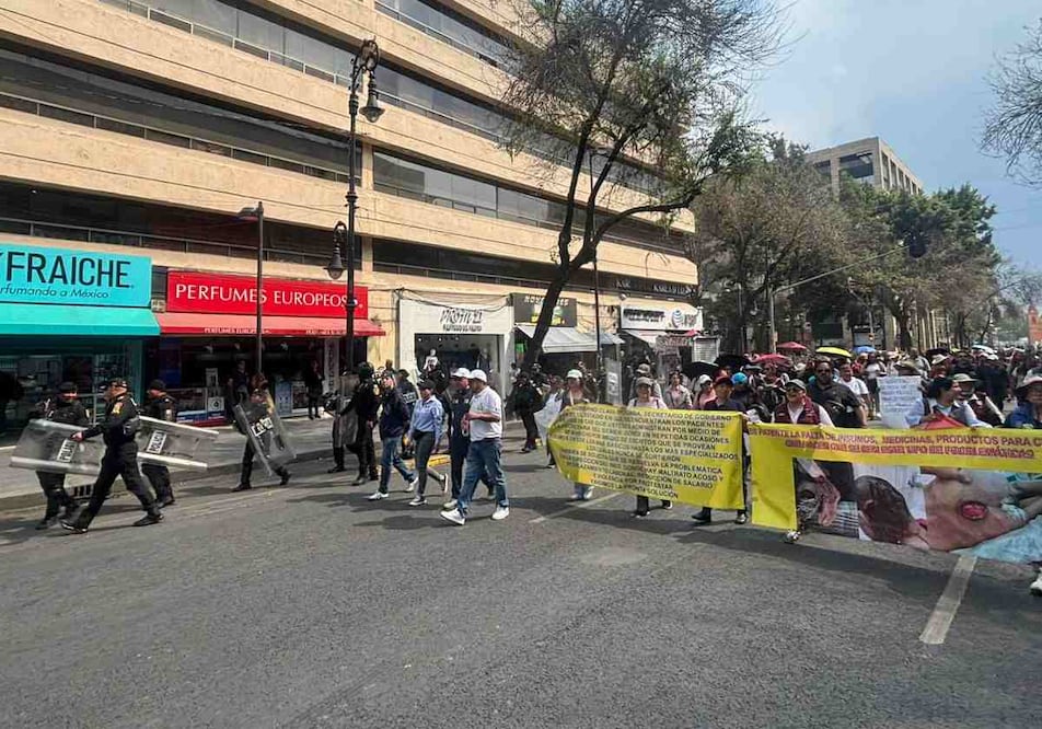 Trabajadores sindicalizados del Gobierno de CDMX marchan al Zócalo e instalan campamento; exigen mejores condiciones laborales. Foto: Juan Carlos Williams/ EL UNIVERSAL