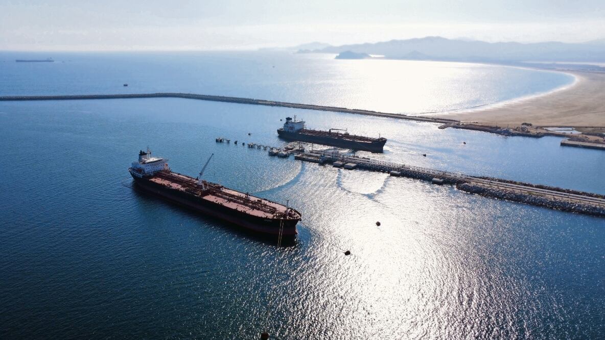 Las empresas beneficiadas con la construcción del rompeolas tienen una histórica relación con el Presidente, desde que era jefe de Gobierno.