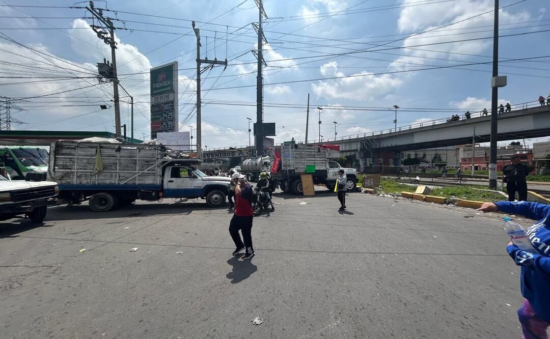 Recolectores de basura bloquean vía Bordo de Xochiaca en protesta por extorsiones del crimen organizado. Foto: Especial