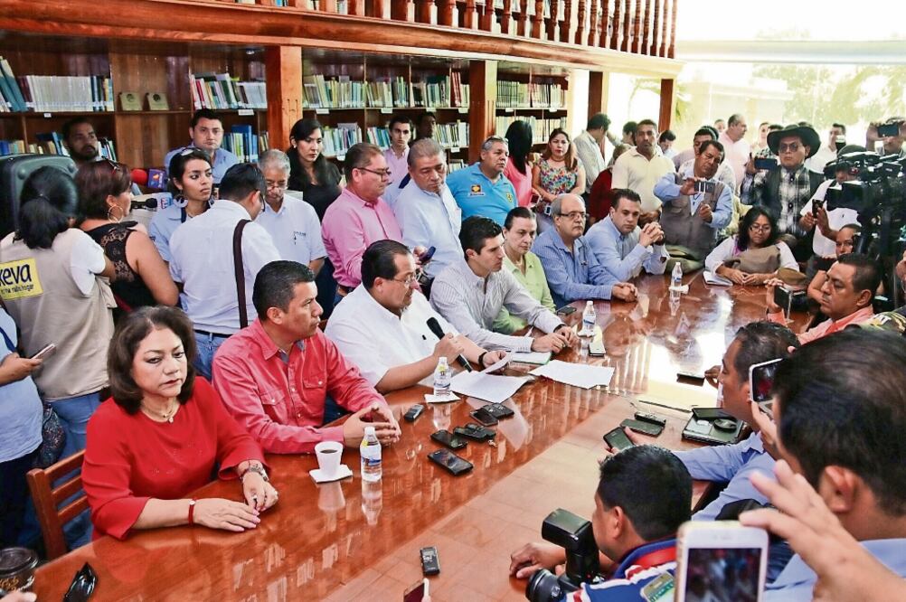 Las bancadas del PRI y del PVEM hicieron un llamado a la dirigencia estatal del PRD para que no impugnen la decisión del tribunal electoral (LUIS MANUEL LÓPEZ. EL UNIVERSAL)