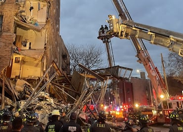 VIDEO. Edificio colapsa parcialmente en el Bronx; equipos de rescate buscan víctimas
