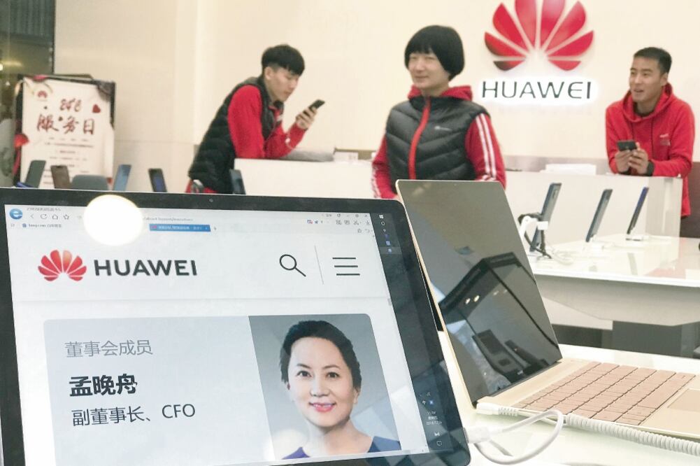 Una tienda de Huawei en Beijing, China, despliega en una computadora la fotografía de Meng Wanzhou, la directora financiera de la empresa detenida en Canadá . (HAN GUAN. AP)