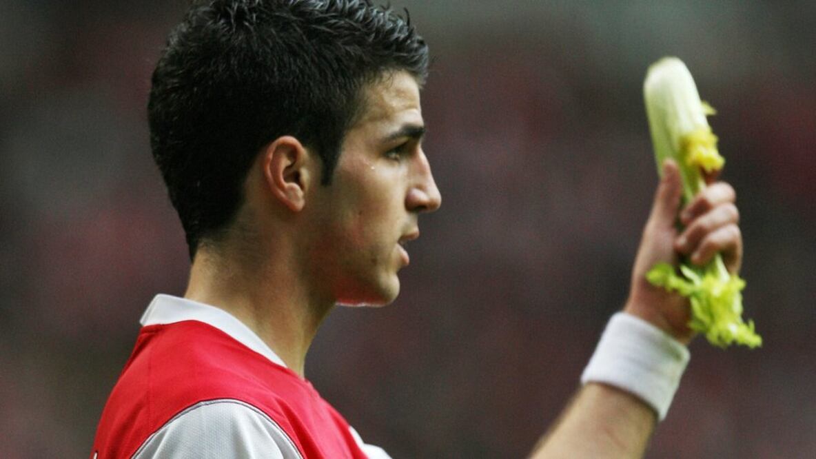 Getty Images Cesc Fábregas fue víctima de una tradición de los aficionados del Chelsea durante la época en la que defendía los colores de Arsenal.