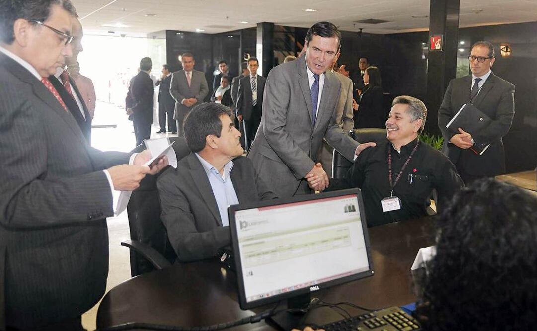 El secretario Ejecutivo del INE, Edmundo Jacobo Molina (centro, de pie), acudió a la Cámara de Diputados para hacer la entrega de 300 constancias para los legisladores electos por el principio de mayoría relativa.