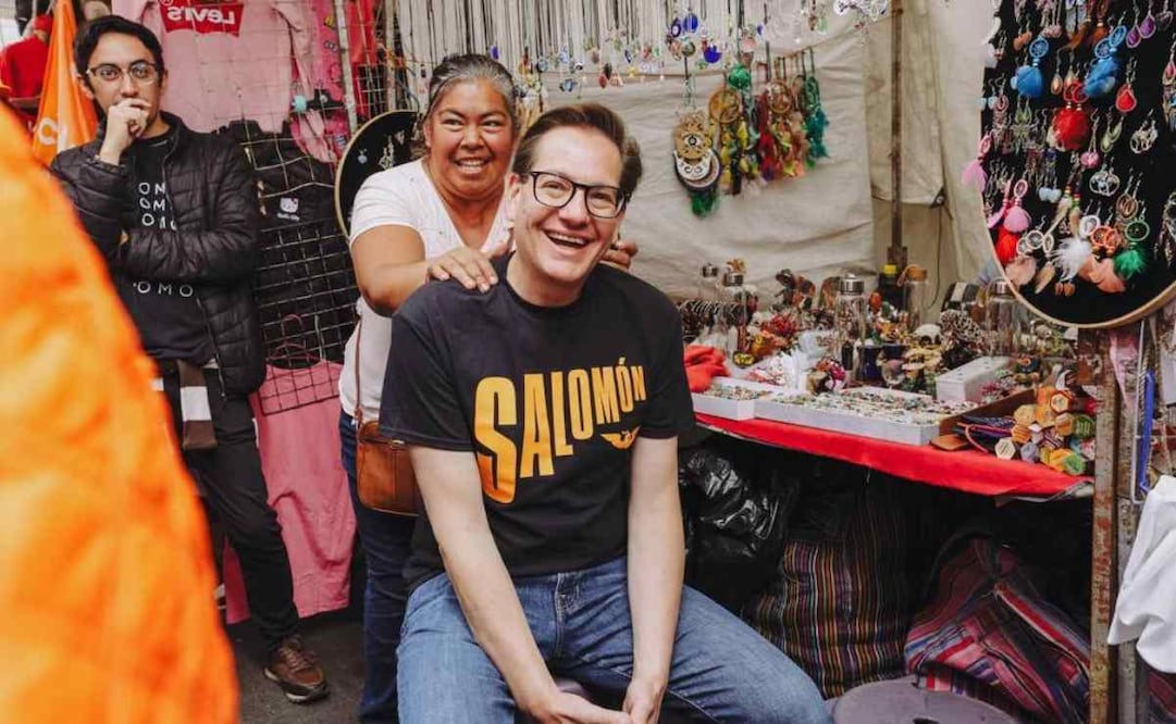 Lorena Martínez, quien brinda servicios de masajes en el tianguis, le dijo que le pasara para ayudarle a descontracturar cuello y espalda y que pudiera seguir su recorrido / Foto: Especial