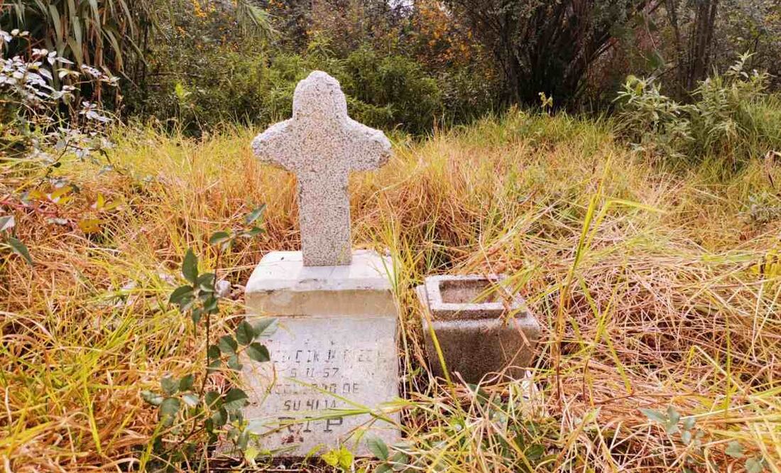Las tumbas destruidas, los floreros y las cruces revelan el paso del tiempo sin que nadie les haya visitado en años. Foto: Eduardo Dina/EL UNIVERSAL