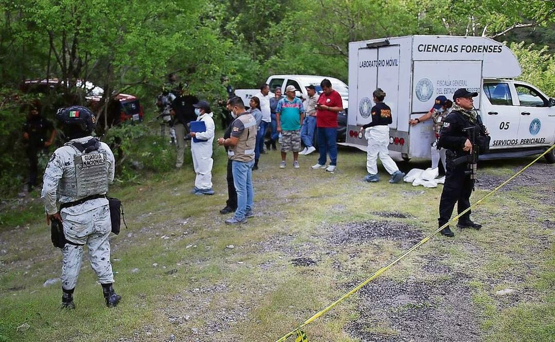 Según versiones extraoficiales, el cuerpo del sacerdote estaba dentro de una camioneta, en una brecha de la comunidad de Milpillas, y presentaba impactos de bala. Foto: José Luis de la Cruz / EFE