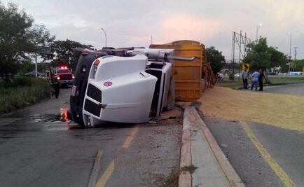 Vuelca tráiler con 50 toneladas de soya en Mérida 