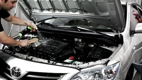 Cómo limpiar el motor del auto en nueve pasos