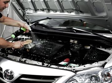 Cómo limpiar el motor del auto en nueve pasos