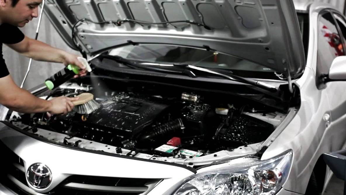 Cómo limpiar el motor del auto en nueve pasos