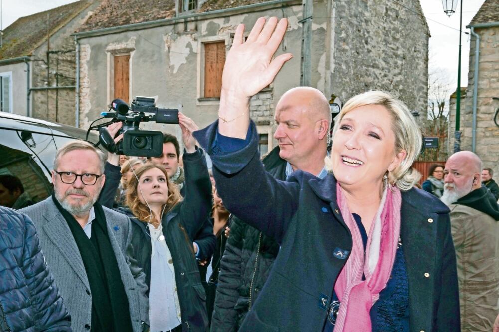 La candidata francesa ultraderechista Marine Le Pen, a su llegada a Le Vaudoue, en busca del apoyo del alcalde, quien antes respaldaba a François Fillon (JOEL SAGET. AFP)