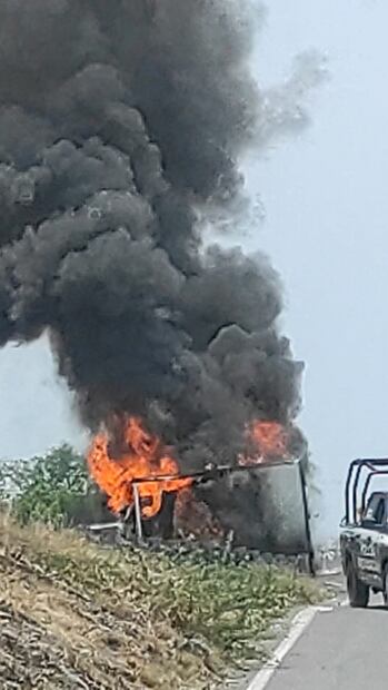 Se registran enfrentamientos, bloqueos y queman vehículos en Tierra Caliente