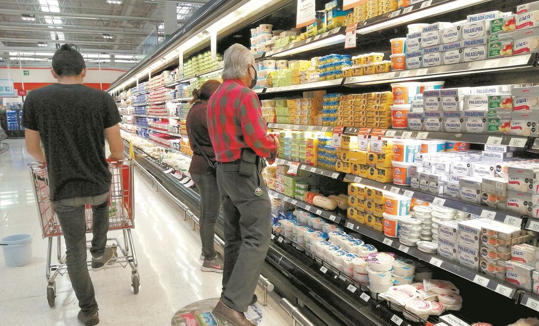 Analistas consideran que por el etiquetado los consumidores voltearon a ver productos más sanos, lo que obligó a la mayoría de las industrias a reformular y presentar opciones bajas en calorías y azúcares. Foto: Archivo / EL UNIVERSAL