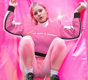 La ropa digital ha llegado y lo de hoy es vestir fotos