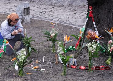 Vecinos y ciudadanos mantienen vivo el memorial a una semana de la tragedia en Iztapalapa