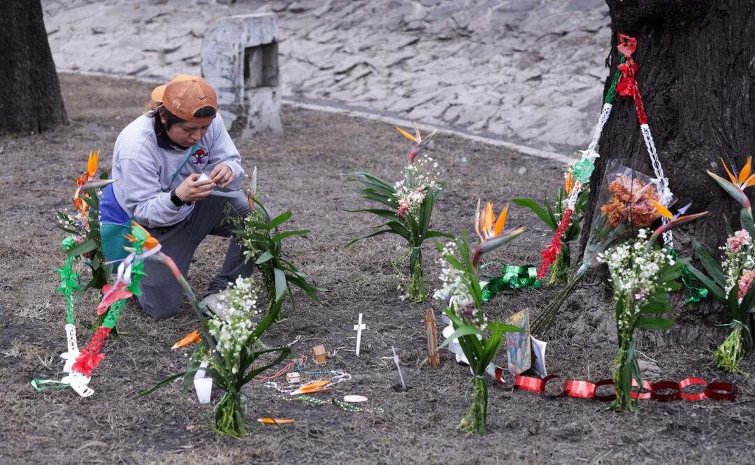 Vecinos y ciudadanos mantienen vivo el memorial a una semana de la tragedia en Iztapalapa. Foto: Carlos Mejía