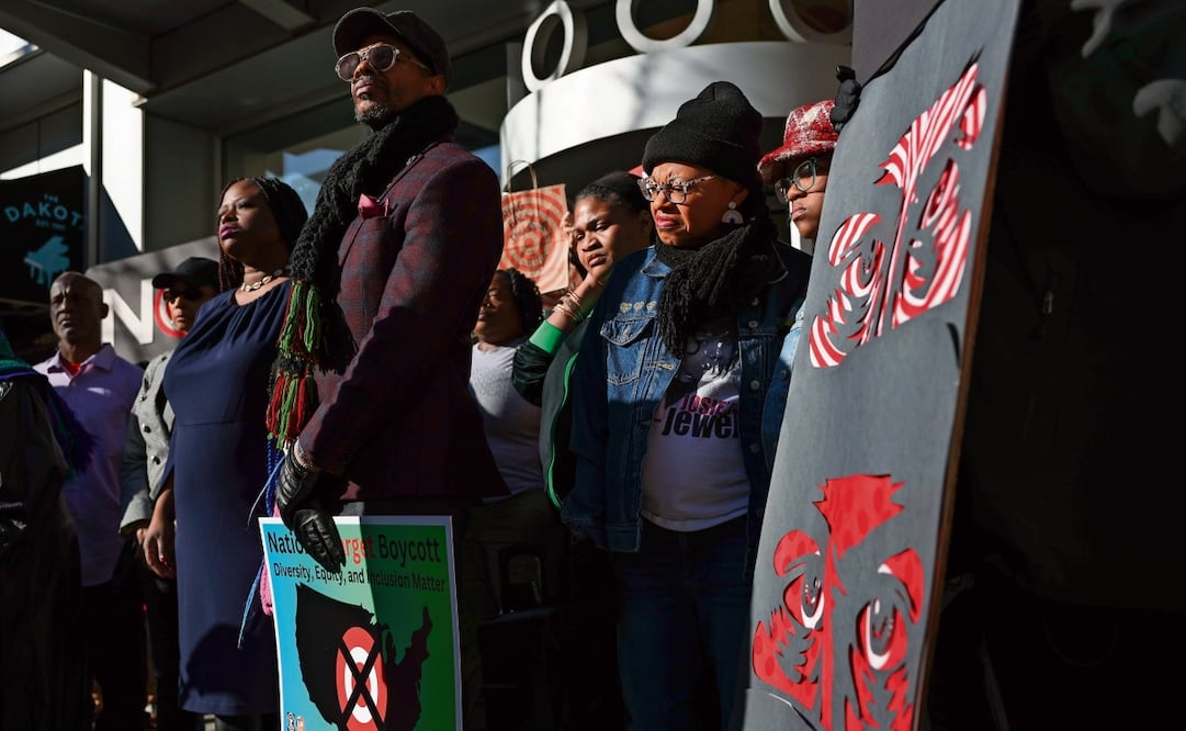 Defensores de la comunidad y de Black Lives Matter, en un acto en respuesta al retroceso de Target en las iniciativas DEI, en Minneapolis. Foto: Ellen Schmidt / AP