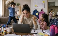 ¿Y quién cuidará a los niños?”: padres explotan tras anuncio de la SEP vacaciones adelantadas y fin de curso. Foto: IA
