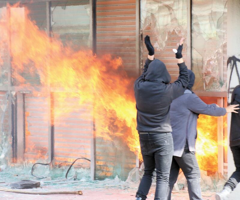 Grupos de encapuchados han participado en manifestaciones por cuestiones de género, actos conmemorativos y paros escolares, pero realizando pintas y destrozando el inmobiliario. ESPECIAL
