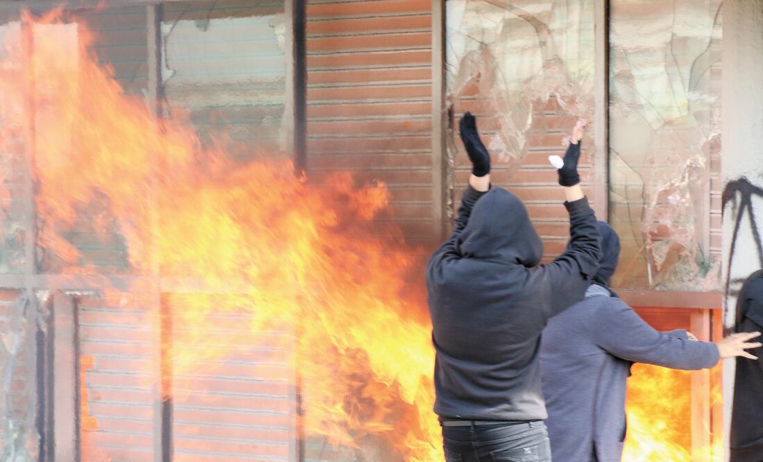 Grupos de encapuchados han participado en manifestaciones por cuestiones de género, actos conmemorativos y paros escolares, pero realizando pintas y destrozando el inmobiliario. ESPECIAL
