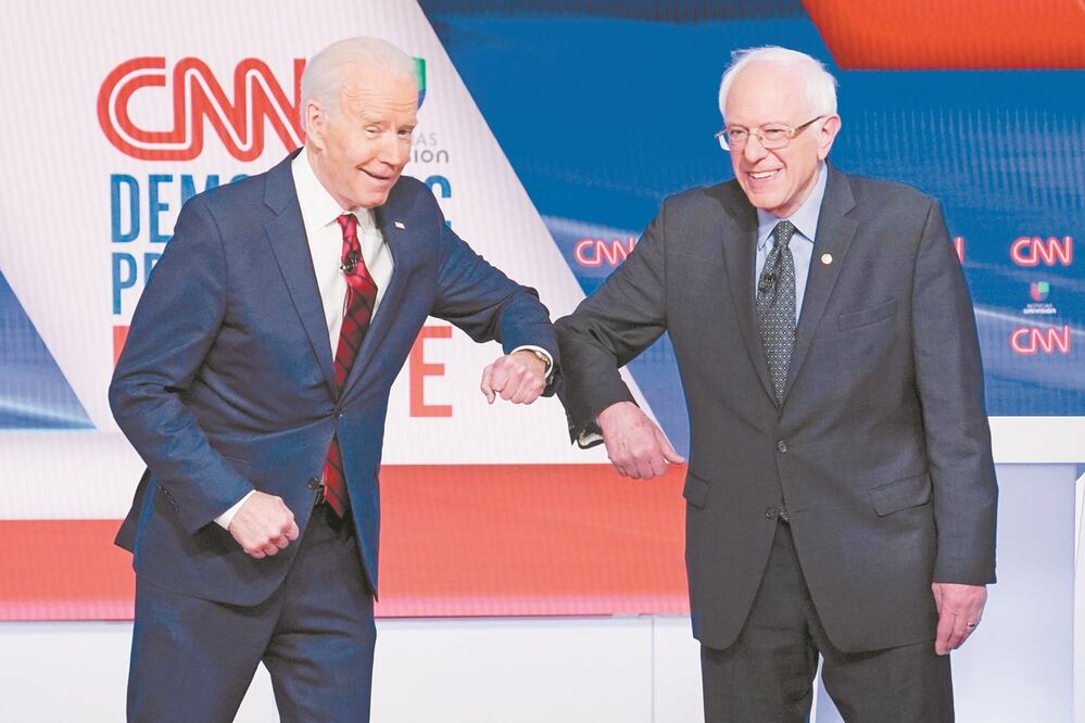 Cara a cara. Los aspirantes a la primarias demócratas, Joe Biden y Bernie Sanders, ayer antes de iniciar el debate en los estudios de CNN, en Washington. Foto: AP