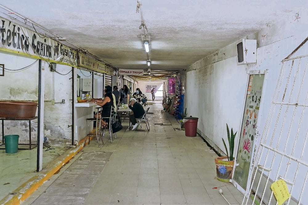 Los pasos a desnivel serán apuntalados y tendrán una rehabilitación integral; concluidas las obras, los locatarios regresarán a estos sitios. ARCHIVO EL UNIVERSAL