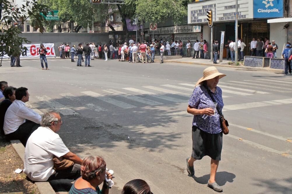 Organizaciones campesinas, ambulantes y del magisterio han llevado a cabo plantones en las inmediaciones de la Secretaría de Gobernación, por lo que se ha impedido la circulación vial sobre el Eje 1 Bucareli (ARCHIVO EL UNIVERSAL)