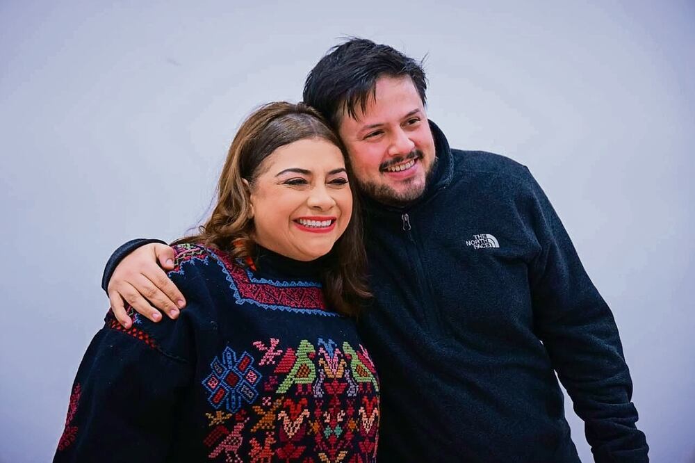 Clara Brugada estuvo acompañada, en su encuentro con los medios de comunicación, del presidente de Morena en la CDMX, Sebastián Ramírez.  Foto: Especial