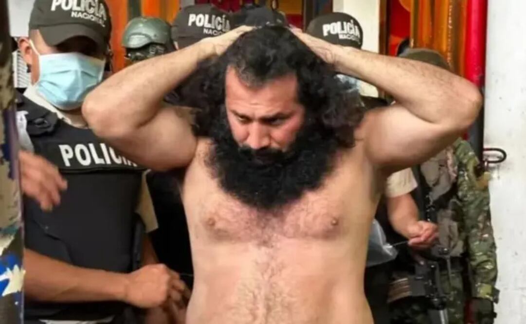 Gruesa barba, esposado y sin camisa, así lucía "Fito",  jefe de la banda Los Choneros, el año pasado cuando fue trasladado a otro predio. Foto: Fuerzas Armadas de Ecuador